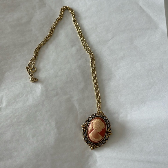 Vintage Peri Cameo Brooch and Necklace - Picture 2 of 3